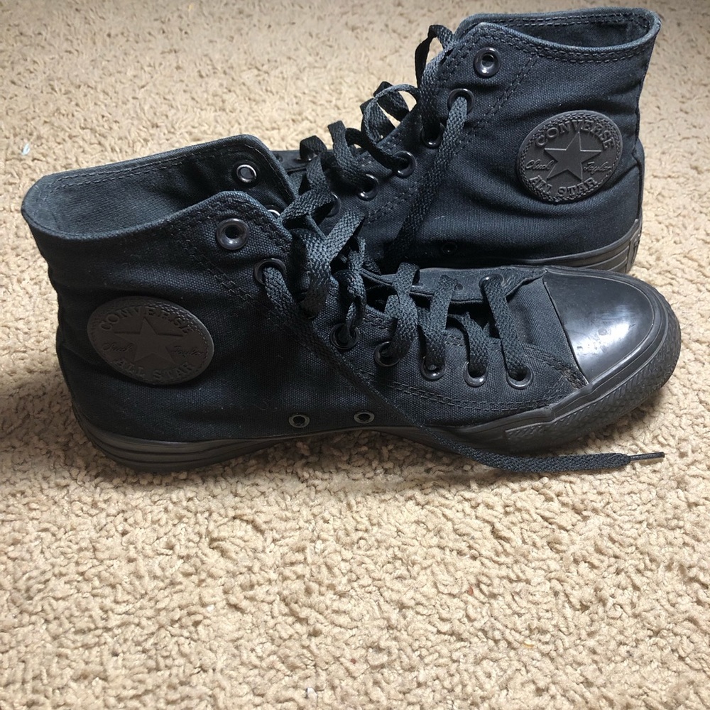 Women’s black converse (8.5)